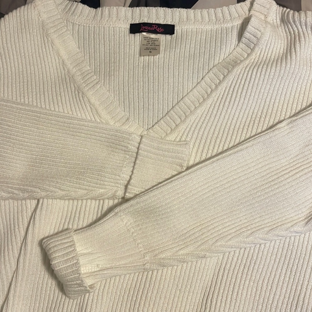 Never worn sweater in white size S but fits a medium